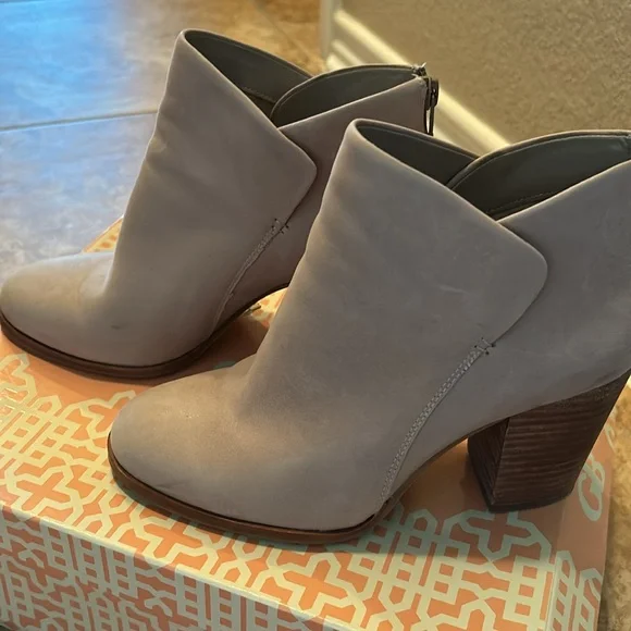 Women’s ankle boots in size 8 1/2. - Picture 5 of 9